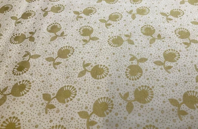 SUSURROS METÁLICOS #33550-13 MG-CREMA/ORO DE STUDIO M PARA MODA- POR YARDA Foto 1 de 2