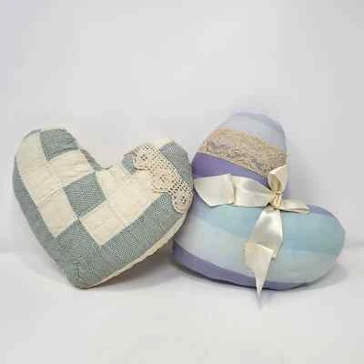 Almohadas de corazón de tela hechas a mano acolchadas lazo de encaje azul verde crema primitivo Foto 1 de 4