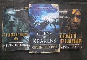 Kevin Hearne The Seven Kennings Books 1 2 & 3 Plague Giants Blight Blackwings  - Bild 1 von 3