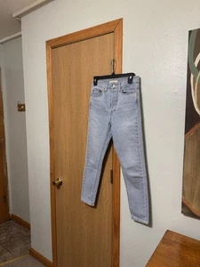 Jeans Levi's "Wedgie Skinny" Talla 27 Lavado Ligero Tiro Alto Botón-Fly - Usados en Excelente Condición - Imagen 1 de 6