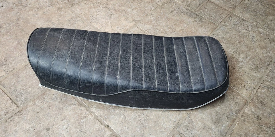 Kawasaki KZ750B KZ 750 1977 conjunto de doble asiento 53001-114 conductor pasajero Foto 1 de 4