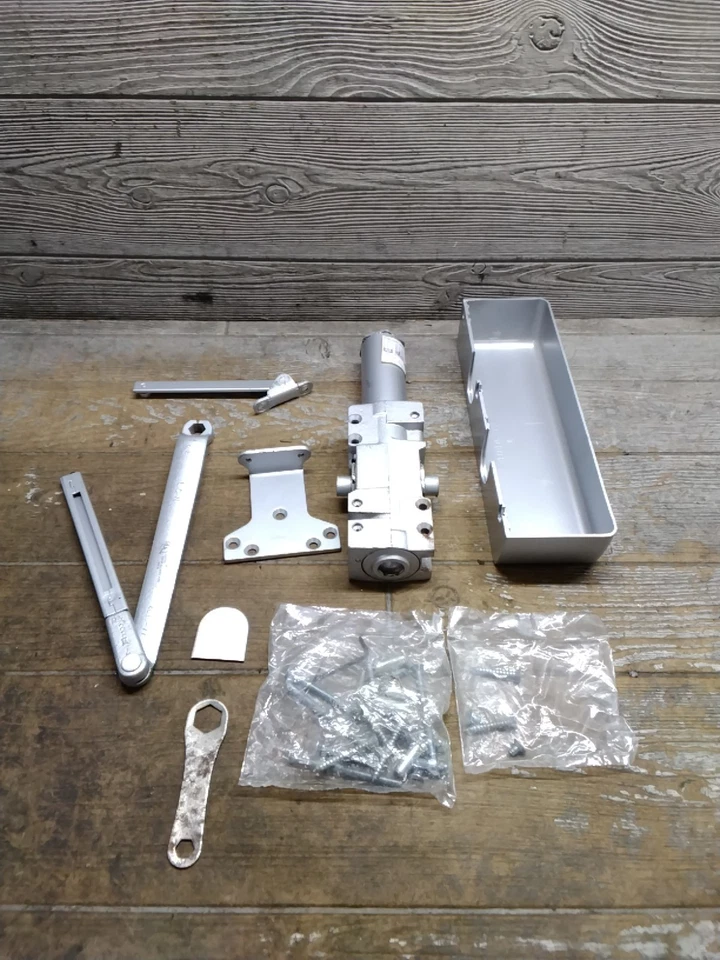 Cierre de puertas comercial LCN Super Smoothie 4040XP acabado de aluminio súper smoothies Foto 1 de 4