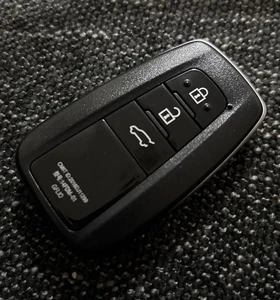 Toyota Land Cruiser Prado 18-20 SMART FERNBEDIENUNG SCHLÜSSELANHÄNGER 8A HYQ14FCF 8990460L80 A8 - Bild 1 von 1