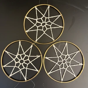 Ornamenti natalizi vintage 3 cerchi in ottone con stella all'uncinetto 5" - Foto 1 di 8