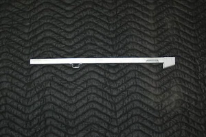 1954 THRU 1956 LEFT REAR VERTICLE WINDOW GUIDE - Imagen 1 de 2