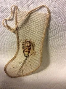 ANTIGUA MEDIA DE NAVIDAD DE MALLA ALEMANA CON ADORNO DE CABALLO - Imagen 1 de 12