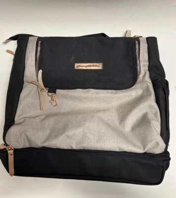 Petunia Pickle Bottom Pivot Pack Diaper Bag Backpack Sand/Black Foto 1 de 4