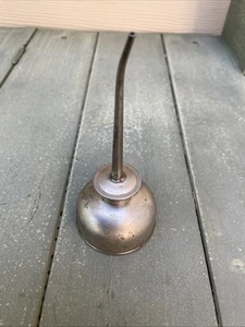 VINTAGE USED UNBRANDED THUMB PUMP OIL TIN CAN EMBOSSED SEWING MACHINE OILER - Afbeelding 1 van 6
