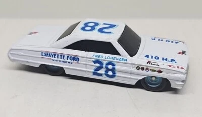 Ford Fastback #28 Diecast Metal Coleccionista Stock Car de Racing Champions 1992 Foto 1 de 4