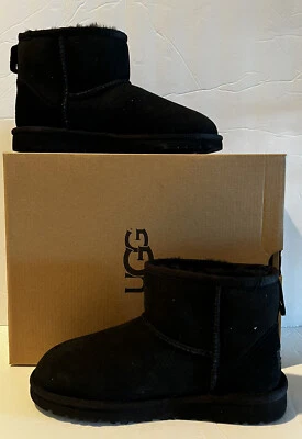 UGG Clásica Mini Bota Niños Grandes Gamuza Superior Corta 10036377 K Negra Talla 5 6.5 7 NUEVA Foto 1 de 4
