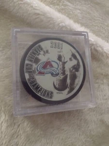 🌚🏒🥅2001 Stanley Cup Champions Colorado Avalanche Hockey Puck mit Koffer🌚🏒🥅 - Bild 1 von 5
