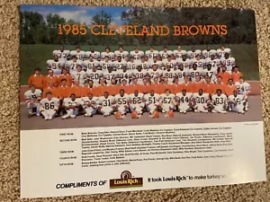 2-1985 CLEVELAND BROWNS TEAM PHOTOs BERNIE KOSAR ROOKIE RC NEWSOME BYNER - Bild 1 von 1