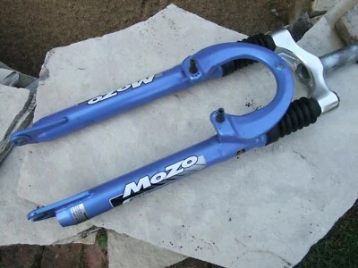 Велосипедная подвеска вилка для горного велосипеда Monzo M30 подходит для 26 дюймов 1-1/8" безрезьбовая рулевая труба. - Изображение 1 из 4