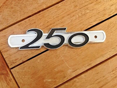 Suzuki T250 Hustler GENUINE SIDE EMBLEM BADGE 68141-18400 NOS T250-MK2 - Image 1 of 2