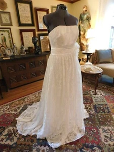 GORGEOUS SOFT WHITE GALINA POLY (SILKY) FLORAL DESIGN STRAPLESS WEDDING G0WN S10 - Picture 1 of 9