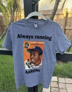 Henry Hank Aaron Braves T-Shirt ""Always Running AARONs"" Neuheit Erwachsene klein - Bild 1 von 5
