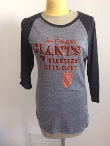 MLB Giants San Francisco Est Graphic 3/4 Slv Raglan Camisa Merchandising Genuino TC Nueva con etiquetas - Imagen 1 de 5