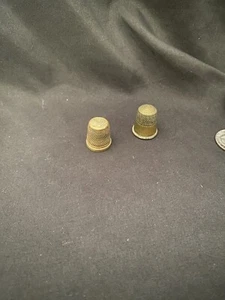 Lote De Colección De 2 Dedales - Tono Latón Dorado - Imagen 1 de 5