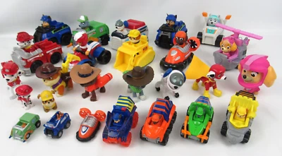 LOTE PAW PATROL de 26 vehículos de juguete y figuras camión de bomberos policía topadora de 4 ruedas etc. Foto 1 de 4