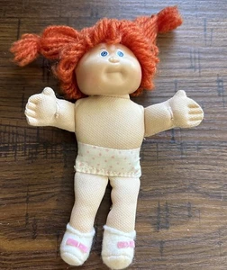 "Mini muñeca vintage Cabbage Patch Kids 1984 pelo rojo ojos azules - sin vestido 5""" - Imagen 1 de 2