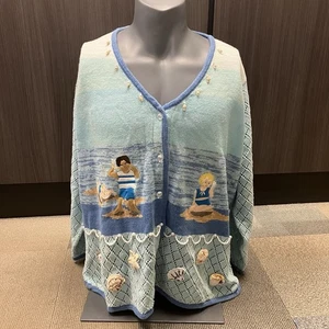 Vintage Storybook Strickpullover mit Knopfleiste Meeresgeräusche Damen 3XL Strickjacke Strandszene - Bild 1 von 22