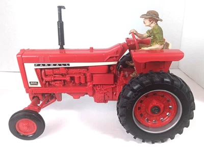 Ertl 1/16 FARMALL 806  Case Tractor - Image 1 of 4