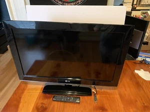 LG 32LD350 32" 1080p HD LCD Television - Picture 1 of 7