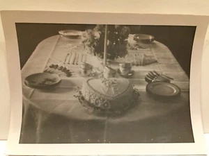 Heart Wedding Cake Table Setting Black and White Vintage Photo Snapshot - Imagen 1 de 1