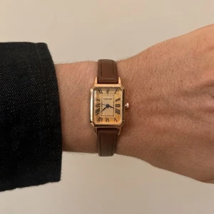 Reloj de lujo estilo vintage años 2000 rectangular oro con correa de cuero - Imagen 1 de 11