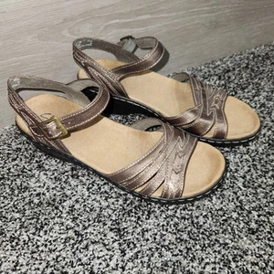 Clarks Bendables bronzefarbene metallische Leder-Riemchensandalen, verstellbar Damen 7,5 - Bild 1 von 14