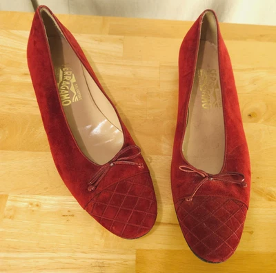 Zapatos de salón Salvatore Ferragamo de gamuza roja de tacón bajo para mujer talla 9 3A AAA con lazos Foto 1 de 4