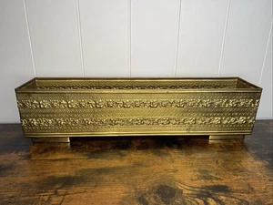 Fioriera vintage lunga 18" unica in ottone massiccio goffrato vaso fiori USA - Foto 1 di 16
