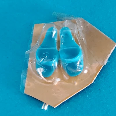 DE COLECCIÓN BARBIE TURQUESA PUNTA ABIERTA MULAS PLANAS 'N TACONES (1966) JAPÓN COMO NUEVO EN TARJETA Foto 1 de 4