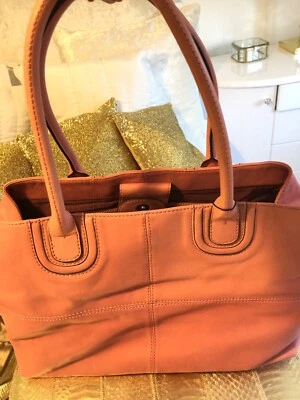 El nuevo bolso de episodio grande de Women's Pink cuesta £ 170 Foto 1 de 4