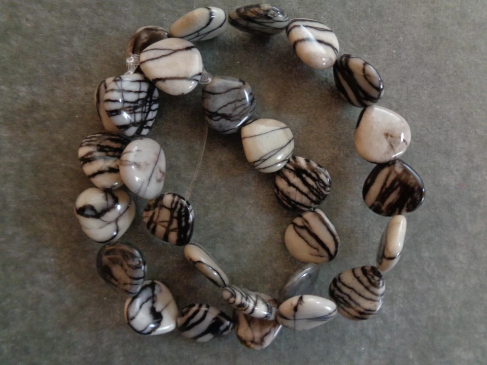 Cuentas de jaspe natural Picasso, gris y negro, 15x15 mm en forma de corazón, se vende por hebra Foto 1 de 2