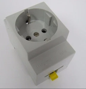 LEGRAND 03240, ENCHUFE DE 2 CLAVIJAS - Imagen 1 de 3