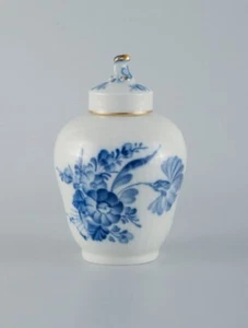 Royal Copenhagen, Royal Blue Flower curved tea jar with gold decoration. - Picture 1 of 4