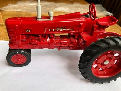 McCormick Farmall 300 Nat'l. Farm Toy Show 1984 farm tractor in 1/16th scale NIB - Изображение 1 из 4