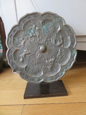 CHINE Miroir ancien bronze argenté  époque Qing et socle chasse aux dragons - Photo 1/4