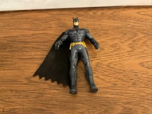 DC COMICS BATMAN ARKHAM KNIGHT BIEGSAME BEWEGLICHE FIGUR MIT TRIKOT STOFF UMHANG - Bild 1 von 2
