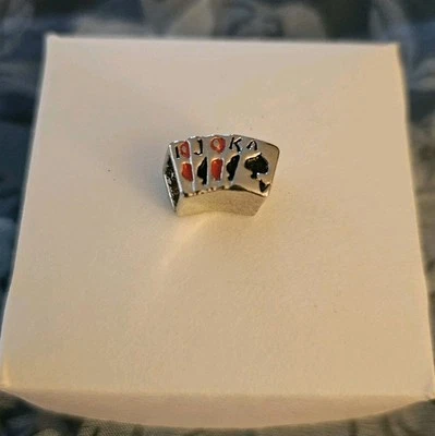 Pulsera de cuentas para cartas de juego en tono plateado con esmalte rojo y negro Foto 1 de 3