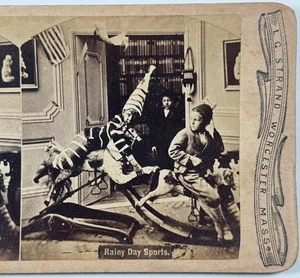 Regentag Sport, Kinder Schaukelpferd Stereoview L.G Strand Worcester Mass - Bild 1 von 4