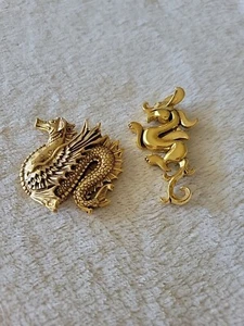 TWO METROPOLITAN MUSEUM OF ART DRAGON PINS / PENDANTS EXCELLENT CONDITION GIFTS - Picture 1 of 12