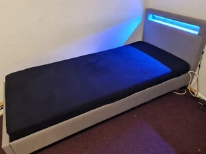 Bett 90x200 mit LED Beleuchtung im Kopfteil, Jugendbett in hellgrau - Bild 1 von 4