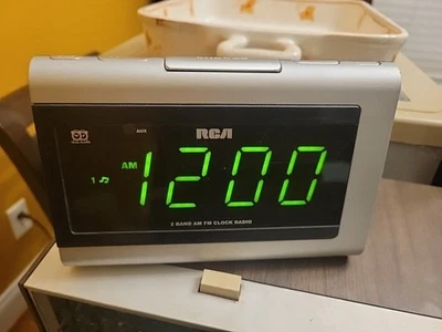 RCA Alarm Clock Radio AM/FM Digital Display Model RP5420A  Battery Backup NM! - Image 1 of 4