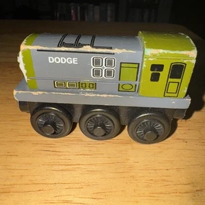 Thomas Ferrovia in legno Magic Railroad Dodge treno diesel verde - Foto 1 di 2