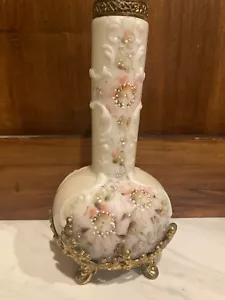 Vintage Wavecrest opake Glaskugel Vase - emaillierte Blumenszene Messing Kragen & Sockel - Bild 1 von 9