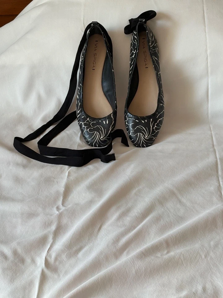 Zapatillas de ballet Via Spiga para mujer negras/blancas con cinta lazos al tobillo talla 9m 034 Foto 1 de 1