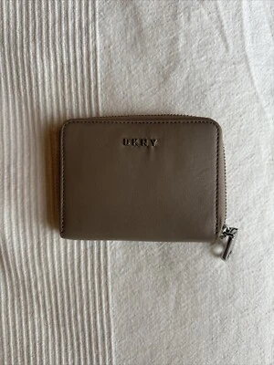 Nuevo con etiqueta de cuero DKNY cremallera alrededor cartera con monedero incorporado beige topo Foto 1 de 4