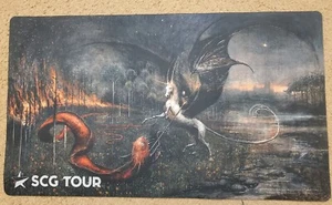 "Hunt of the Fire Wyrm" Seb Mckinnon Limited SCG Tour Playmat artista MTG - Foto 1 di 1
